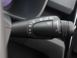 雨滴を自動感知して展開量を自動調整するレインセンスワイパーも標準搭載。突然のゲリラ豪雨や霧雨の続く中でのトンネル連続通過など、騒がしく手を動かす必要はもうありません。