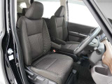 運転席と助手席は足元が繋がっているので自由に行き来しやすいので駐車場が狭いときでも助手席側からスムーズに乗り降りできて便利!