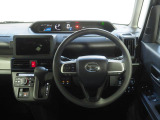運転席まわり。スイッチやレバー等が使いやすく配置されています。