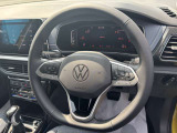 マルチファンクションステアリングを装備。運転中に使用するさまざまな機能を手元から操作できます。
