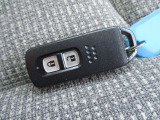 【スマートキー】かばんやポケットに携帯するだけで、ドアの開け閉め・エンジンの始動が可能です。また、ボタン操作でもドアの開け閉めが可能です。