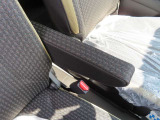 運転席側アームレストつきです。