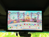 停車時に映像を楽しめるモニター。お子様連れのご家族にもおすすめです。移動時間を有効活用して、リラックスしたひとときをお過ごしください。