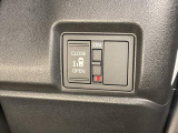 運転席から開閉できるパワースライドドアスイッチ。