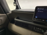 入れるものを限定せず、気軽に使える助手席前のトレー。走行中も落ちにくい形になっていてとても便利です。