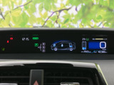 シンプルで分かりやすい表示で、車両の状態をひと目で確認できます。走行情報や警告表示など、安全運転をサポートする機能が充実しています。