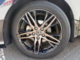 純正アルミホイールです。タイヤサイズは、225/50R18です。