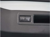 【パワーバックドア】スマートキーや運転席のボタンを押すだけでリアゲートが自動で開閉します。両手に荷物を持っている時や高い位置のバックドアを閉める際に便利な機能です。