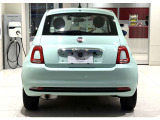 真ん中に輝く「FIAT」のエンブレムが、イタリアからやってきた特別なクルマであることを物語っています。