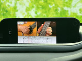 停車時に映像を楽しめるTV画面を装備。お子様連れのご家族でも、移動時間を有効活用できます。安全のため、運転中の視聴はご遠慮ください。