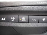 オートブレーキホールド 運転者のブレーキ操作によって停車した際、自動的にブレーキ力を保持する機能です。ブレーキ力が保持されている時にアクセルを踏むと自動的に解除され発進する事ができます。