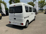 日産自動車認定のクオリティショップ」3つのお約束: 3≫「店&rArr;清潔で明るく、さらに快適なお店へ」 展示スペースがしっかり確保されているので、実際に見て乗って納得のいくまでご検討いただけます。