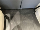 助手席の足元と後方に2個ずつ、荷室フロアに4個、合計8個のフックを装備。タイダウンベルトや紐などをかけて、大きな荷物や自転車などを固定できます。