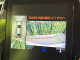 【パノラミックビューモニター】専用のカメラにより、上から見下ろしたような視点で360度クルマの周囲を確認することができます☆死角部分も確認しやすく、狭い場所での切り返しや駐車もスムーズに行えます。