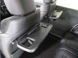 ◆シートバックテーブル◆フロントシートの背面に後席用のテーブルがついています。小物が置けて!カップホルダーもあります、ドライブ中や休憩時にも便利なテーブルです。