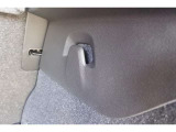 お買い物袋をかけられる、フックが備わります。