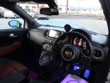 視界が広く運転しやすい運転席まわりです。各スイッチ類の位置も直感的に操作しやすく、長距離ドライブでも疲れにくい設計になっています。