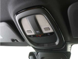 ルーフにあるボタンは、車両が始動しない場合、パンクした場合、または事故に遭った場合などの緊急時に支援の要請に使用できるため、安心感を高めることができます。