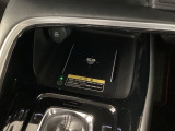スマートフォンの充電ができるワイヤレス充電器が付いてます☆