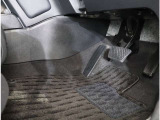 運転席フロア。体格を問わず心地よいドライビングポジションがとれるよう各ペダルが配置されています!