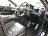 運転席の足元広々としてます。