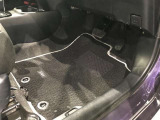 【まるクリ】内装工程では、中古車を気持ちよくお乗りいただけるよう清掃しております。シートの洗浄はもちろん、ニオイの元となるフロアカーペットまで洗浄・消臭を実施。