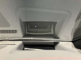 【ヘッドアップディスプレイ】速度やナビゲーションのルート案内等が運転席側のフロントガラスに投影されます。ドライバーは、視線を保ったまま安全に運転することが出来ます。