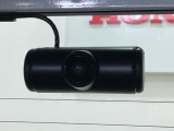 後方にもドライブレコーダーのカメラが付いています。前後両方でお車の周りを監視・記録いたします。