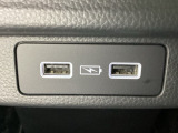 リアダクトの下には充電可能なUSB端子が2個ついています。移動中に充電もできるので便利です。