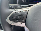 ステアリング左側にはクルーズコントロールや音量調整などのスイッチを配置。運転中の操作性にも配慮されています。