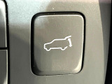 【パワーバックドア】スマートキーや運転席のボタンを押すだけでリアゲートが自動で開閉します!荷物を持っている時や、高い位置にあるバックドアを閉める際に便利な機能です♪