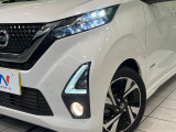 【LEDヘッドライト】悪天候や夜間走行時も良好な視界を確保し安心して運転できる高輝度LEDヘッドライトを装備!点灯速度が早く、消費電力も抑えられています。
