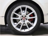 ■連続可変ダンピングコントロール(CDC)エアスプリング ■車高調整機構 ■V8S専用スポーツサスペンション(V8比10mmローダウン)