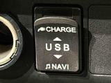 ディラーオプションのUSBアダプターは外部機器とナビゲーションへの接続用と充電用の2口装備。