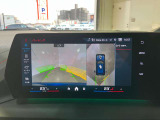 パーキングアシストプラス:トップビュー+3Dビュー、パノラマビューが含まれ車の周囲の状況をディスプレイで確認できます。スマートフォンからリモートで3Dビューで周囲を確認できます。