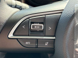 【ステアリングスイッチ】ステアリング上のスイッチで音量調整や通話操作が可能。運転中も手を離さずに操作でき、安全性と快適性を両立します。