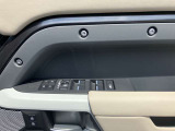 先代ディフェンダーのモチーフが随所にちりばめられています。
