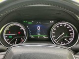 見やすいメーターパネルは、運転に必要な情報をしっかり表示し、洗練された空間を演出します。