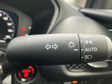 視認性の高いウインカーレバー。直感的な操作で、安全な車線変更をサポートします。夜間走行時も安心です。