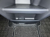 充電するのに便利なスマホトレーとセンターロアーポケットです。