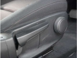 【運転席シートリフター】運転席シートリフターで座面を上げ下げできます。運転しても疲れにくい姿勢に調整できます。