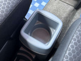[ドリンクホルダー]お気に入りのドリンクを片手に、快適なドライブを♪500mlペットボトルも置けます!