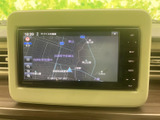 目的地までのルートを鮮明に表示。運転中のナビゲーションをサポートし、安心して走行できます。視認性の高い画面で、情報も確認しやすいです。