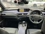 運転席写真です。革巻ステアリング パドルシフト