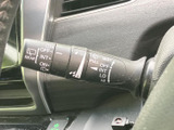 雨天時や視界が悪い状況での運転をサポートするワイパーコントロール。レバー操作で簡単に調整できます。