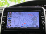 鮮明な地図表示で、視認性が高く、運転中でも安全に目的地を確認できます。最新の交通情報も確認可能です。