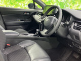 運転席からの眺めも良好。ゆったりとしたスペースで、快適な時間を過ごせます。長距離移動でも疲れにくい設計です。同乗者にも快適な空間です。