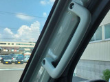 運転席側の乗降アシストグリップのお写真です。