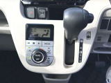 シフトレバー周りの写真です。エアコンはオートエアコンです。