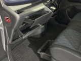 グローブボックス周り 運転席から中に収納した物をすぐに取り出せて便利です。